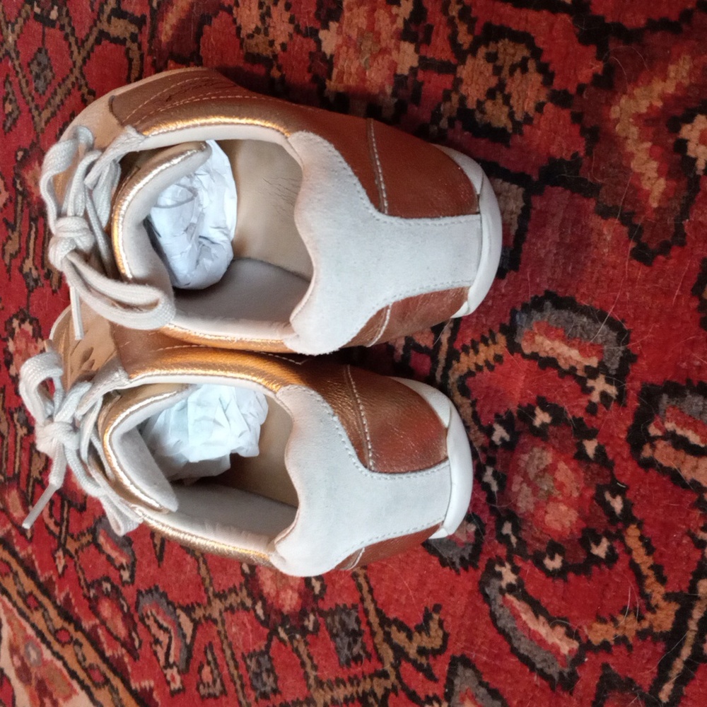 Like New! Coach 26 Reina Metalic Gold Low Cut Sneaker - Picture 5 of 7